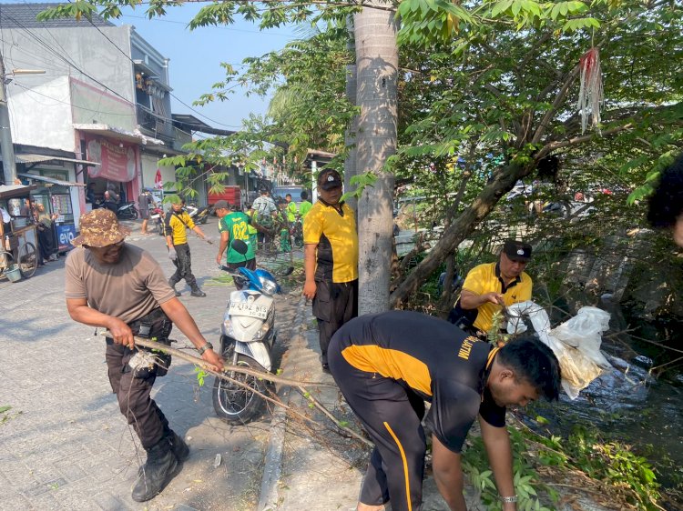 Polsek Tulangan dan Yayasan Sungai Watch Bersihkan Sungai, Bangun Kesadaran Lingkungan