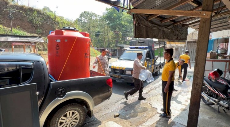 Polres Trenggalek Distribusikan Air Bersih ke Pelosok Desa Melalui Patroli Gentong dan Kendil