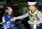 Tidak-Hanya-Razia,-Polres-Bangkalan-Beri-Hadiah-Bagi-Pengendara-Motor-Taat-Berlalu-Lintas