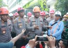 Kapolda-Jatim-Tinjau-Evakuasi-Korban-Robohnya-Bangunan-Ponpes-Al-Khoziny-di-Sidoarjo