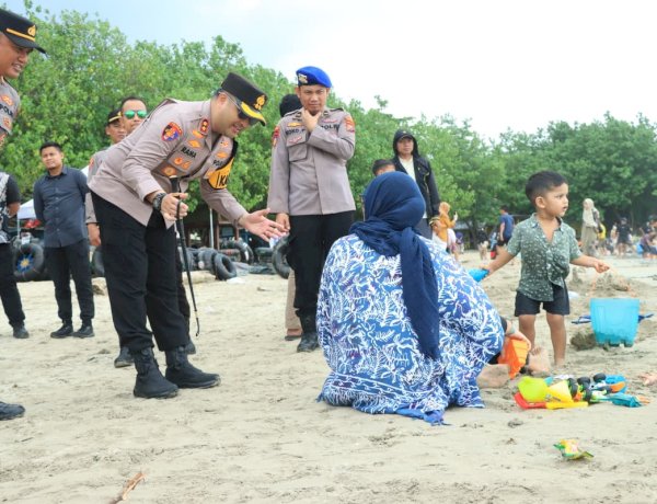 Kapolres Gresik Tinjau Pantai Dalegan Pastikan Keamanan Wisatawan