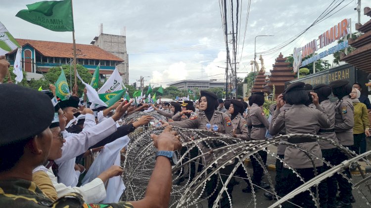 Polrestabes Surabaya Libatkan Tim Negosiator Polwan, Beri Layanan Pengamanan Aksi Ribuan Santri di DPRD Jatim